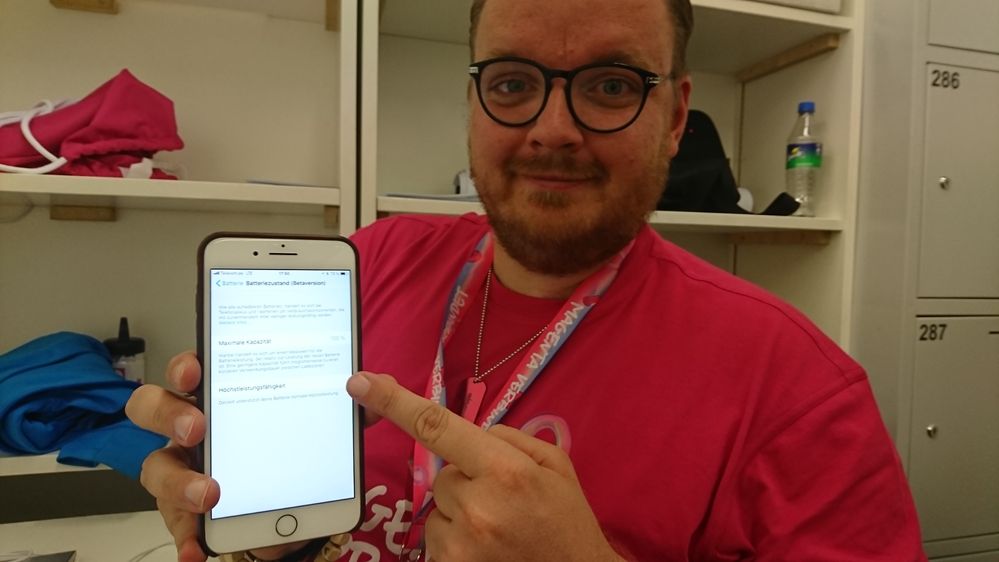 Glücklich und zufrieden: Thomas freut sich über den neuen Handy-Akku