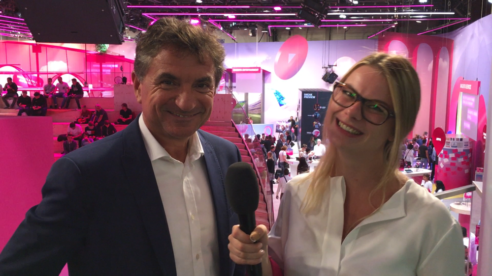 Sichtlich zufrieden mit der IFA: Ferri Abolhassan im Telekom hilft Interview